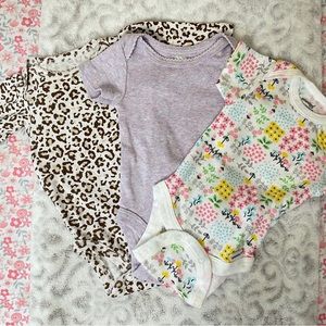 🛍 4 for $20 - 3 newborn onesies